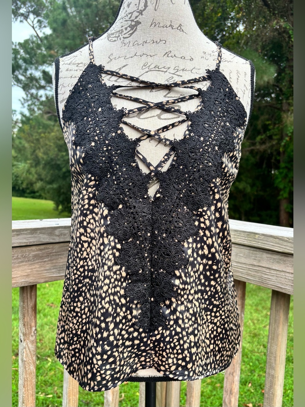 En Creme Black & Cream Lace-Up Camisole with Floral Lace Trim